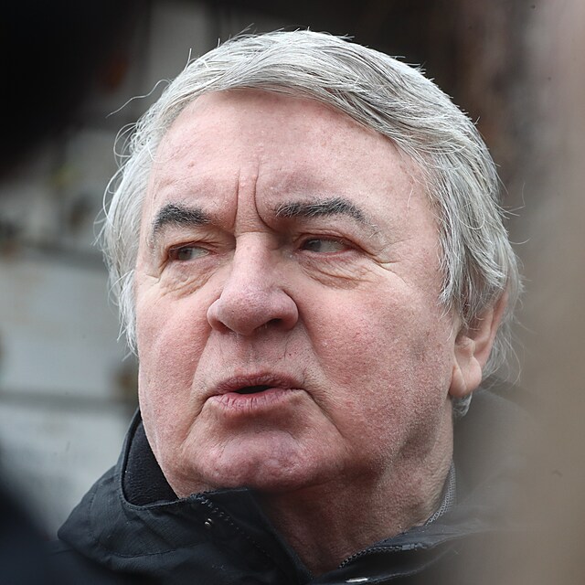 Vlastimil Harapes pichz na posledn rozlouen s Mari Poledkovou (15. listopadu 2022).