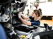 Továrna koncernu Stellantis je první na světě, která vyrábí na jedné lince auta...