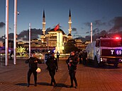 Turecké bezpečnostní složky vyšetřují útok na třídě Istiklal v Istanbulu. (13....