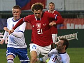 Reprezentační fotbalista Alex Král se prodírá skrz obranu Faerských ostrovů.