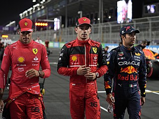 Nejlepší tři jezdci kvalifikace na Velkou cenu Saúdské Arábie. Zleva kráčí...