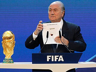 Bývalý šéf FIFA Sepp Blatter oznamuje pořadatele mistrovství světa v roce 2022:...