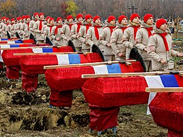 Poh�eb proruských voják� na h�bitov� v okupovaném ukrajinském Luhansku (11....