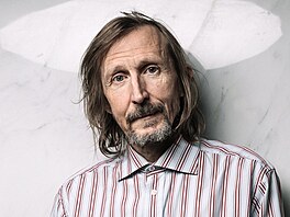 Zpívající herec. �Jsou to svobodné pop�vky, které p�icházejí a odcházejí s tím,...