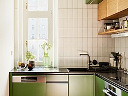 Praktická jednoduchá kuchy ve tvaru L byla provedena v plné zelené barv,...