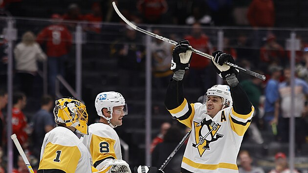 Vtzn radost hokejist Pittsburghu. Hokejku nad hlavou m Jevgenij Malkin.