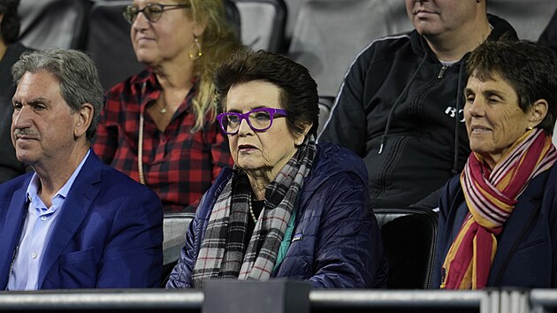 Billie Jean Kingov (uprosted) sleduje zpas americkch tenistek.