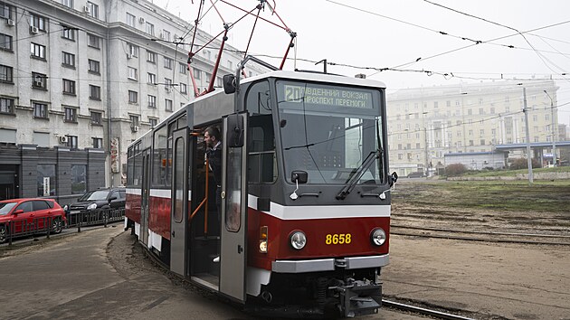 idi tramvaje v neprsteln vest vyhl z vozu (10. listopadu 2022) Charkov, Ukrajina.