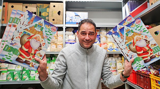 Milan Hlouek, editel Potravinov banky Karlovarskho kraje, dopluje potraviny ze sobotn spn sbrky do regl. (14. listopadu 2022)