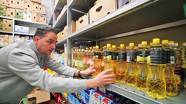 Milan Hlouek, editel Potravinov banky Karlovarskho kraje, dopluje potraviny ze sobotn spn sbrky do regl. (14. listopadu 2022)