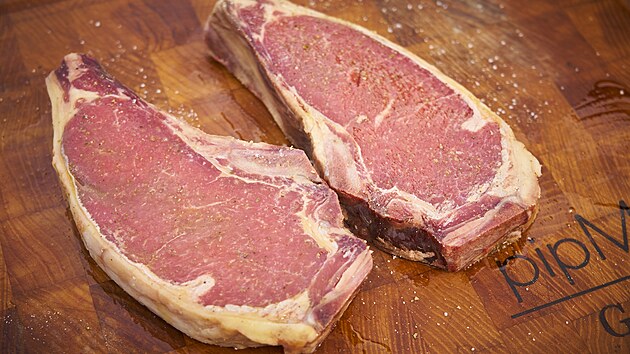 Osuen steaky ped vloenm do grilu osolme, opepme a lehce poteme extra panenskm olivovm olejem.