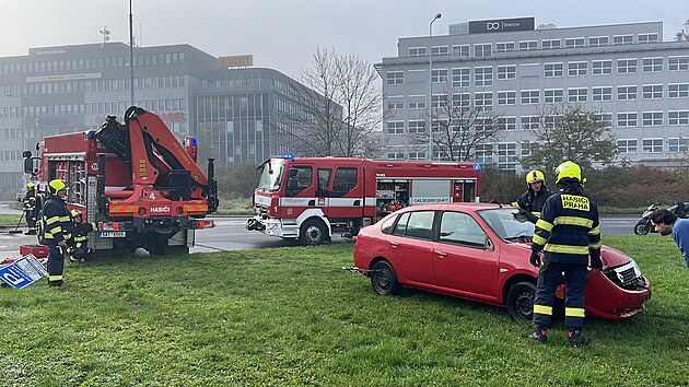 Auto u Kongresového centra v Praze vjelo doprostřed kruhového objezdu. (12. listopadu 2022)