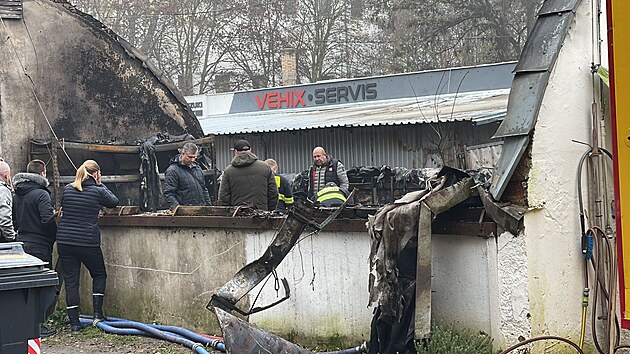V neděli ráno hasiči bojovali s plameny ve skladu kulis na Praze 4, dopoledne jsou na místě vyšetřovatelé. (13. listopadu 2022)