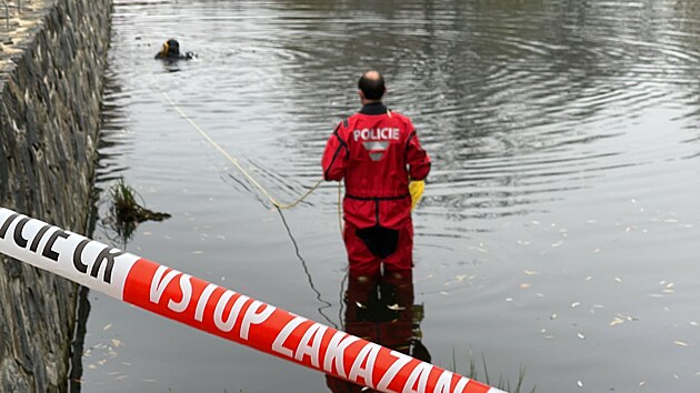 V Jinonickém rybníku bylo tělo muže. Na místě jsou policisté. (13. listopadu 2022)