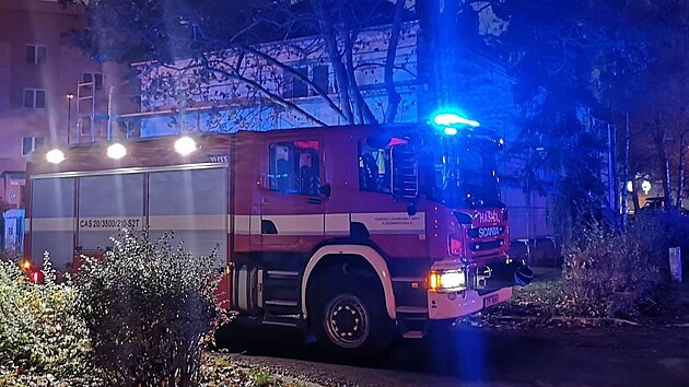 Kvli poruenmu plynovodu se v Plzni na Borech evakuovaly destky lid. (12. listopadu 2022)