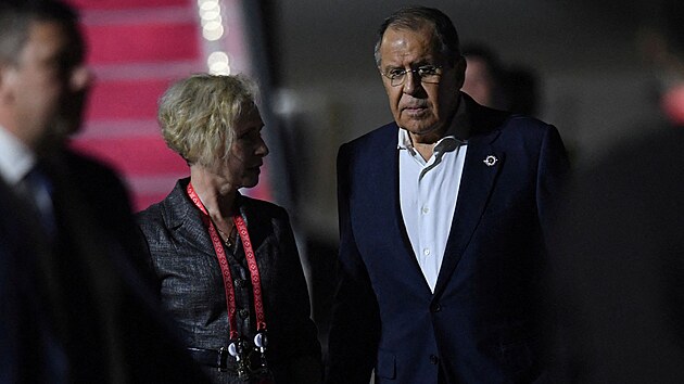Rusk ministr zahrani Sergej Lavrov po pletu na indonsk ostrov Bali na summit G20 (13. listopadu 2022)