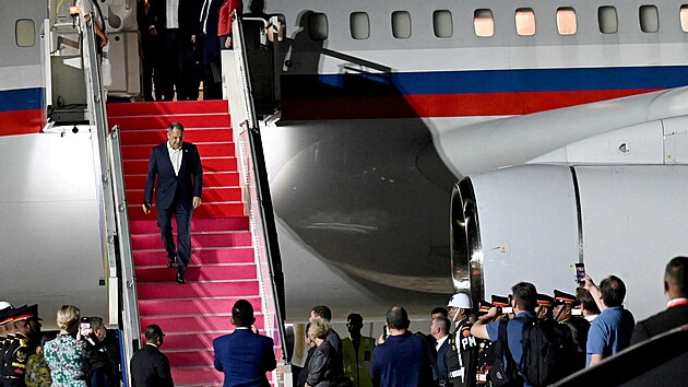 Rusk ministr zahrani Sergej Lavrov po pletu na indonsk ostrov Bali na summit G20. (13. listopadu 2022)