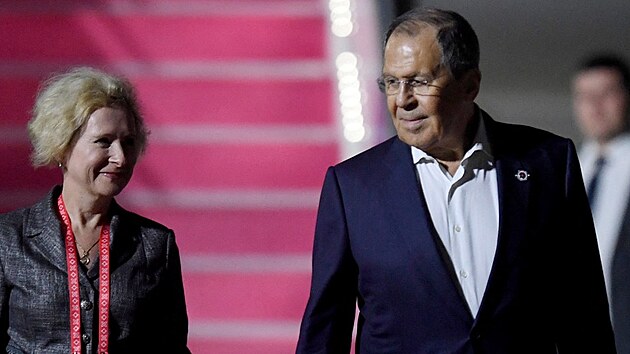Rusk ministr zahrani Sergej Lavrov po pletu na indonsk ostrov Bali na summit G20. (13. listopadu 2022)