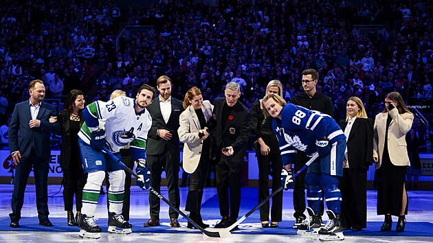 Bval obrnce NHL Brje Salming bhem slavnostnho vhazovn ped zpasem Toronta s Vancouverem.