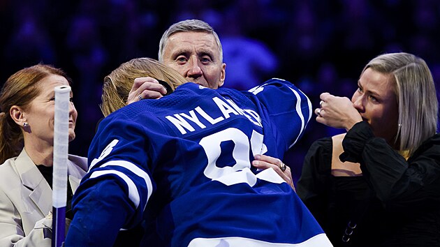 Bval obrnce NHL Brje Salminga a jeho krajan William Nylander ped zpasem Toronta s Vancouverem.