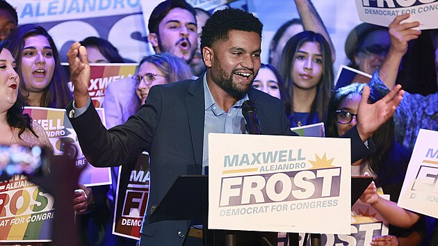 Demokratick kandidt do Kongresu Maxwell Frost promlouv na setkn svch pznivc v Orlandu na Florid. (8. listopadu 2022)