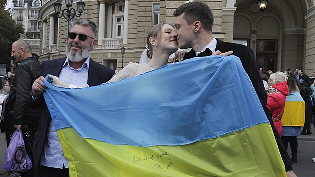 Novomanel dr ukrajinskou vlajku, lid se shromauj v centru msta na oslavu znovudobyt msta Cherson. (12. listopadu 2022)