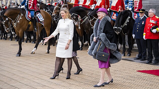 Dnsk krlovna Margrethe II. (vpravo) se starostkou Kodan Sophie Haestorp Andersenovou ped mstskou radnic (12. listopadu 2022)