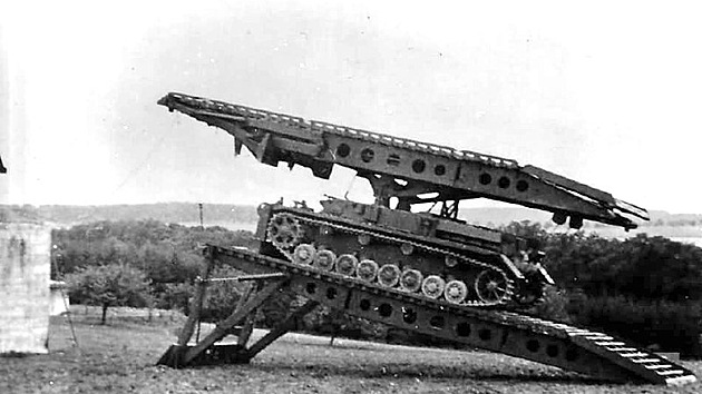 Německý druhoválečný mostní tank Brückenleger IV nesl horizontálně výsuvný most.