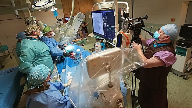 Kardiologický výkon s využitím rázové ultrazvukové vlny v ústecké Masarykově nemocnici, která spadá pod společnost Krajská zdravotní.