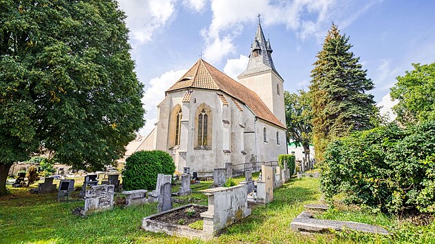 Kostel se hřbitovem je znovu na prodej. Areál v Roudníkách se nabízí za 4,5 milionu.