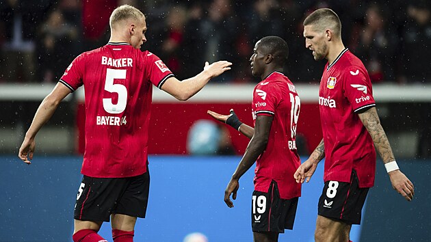 Fotbalist Leverkusenu slav vstelen gl. Trefil se Moussa Diaby (uprosted).