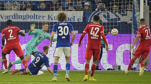 Zlonk Alex Krl ze Schalke (s slem 30) pihl anci svho spoluhre v utkn proti Bayernu.