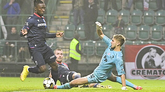 Plze�sk� �to�n�k Fortune Bassey v �anci p�ed brank��em Jakubem Markovi�em z Pardubic