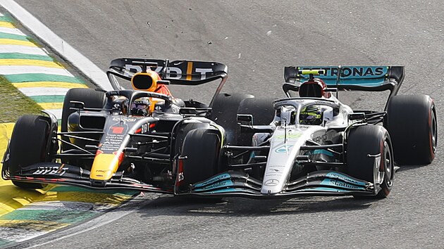 Tsn souboj Maxe Verstappena (vlevo) a Lewise Hamiltona ve Velk cen Brazlie