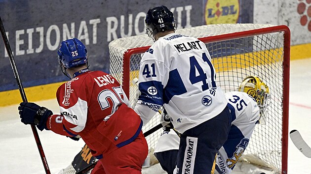 Radan Lenc se prosazuje proti Finsku na Karjala Cupu.