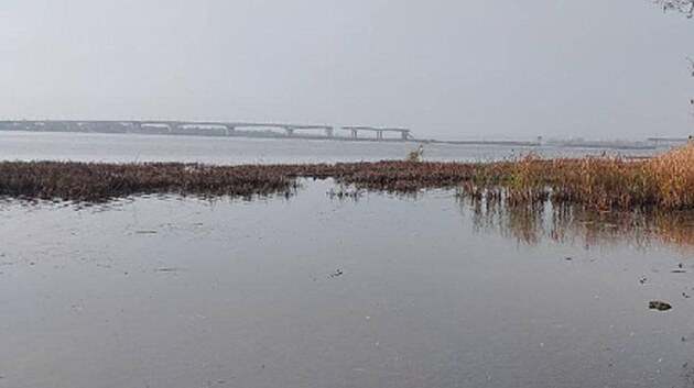 V Chersonsk oblasti se ztil Antonivsk most pes eku Dnpr. (11. listopadu 2022)