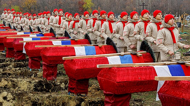 Poheb proruských voják na hbitov v okupovaném ukrajinském Luhansku (11....