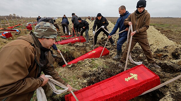 Pohřeb proruských vojáků na hřbitově v okupovaném ukrajinském Luhansku. (11. listopadu 2022)