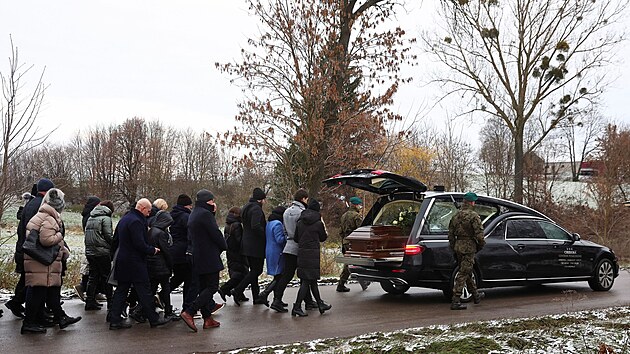 V Polsku pochovali prvn ob zsahu ukrajinsk rakety. (19. listopadu 2022)