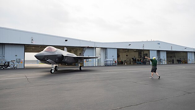Hangry pro dokonen letouny F-35 ke zkuebnm letm v tovrn Air Force Plant 4 v texaskm Fort Worth