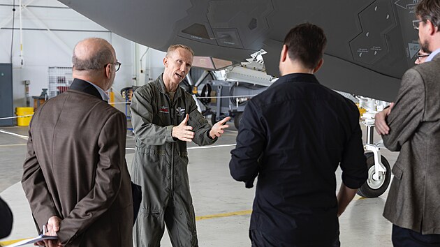 Testovací pilot Scott „Shark“ McLaren v hangáru pro dokončené letouny v továrně „Air Force Plant 4“ v texaském Fort Worth
