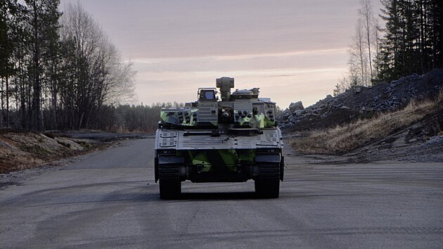 Obrnnec CV90 pro eskou armdu na testovacm polygonu vrobce Hgglunds pobl vdskho msteka rnskldsvik.