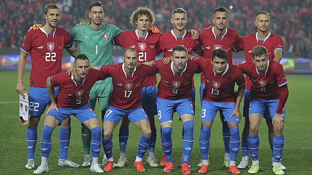 Česká sestava před přípravným utkáním s Tureckem. Horní řada zleva: Tomáš Souček, Jiří Pavlenka, Alex Král, Jakub Brabec, Tomáš Pekhart a Antonín Barák. Dolní řada zleva: Vladimír Coufal, Václav Černý, Jaromír Zmrhal, Aleš Matějů a David Zima.