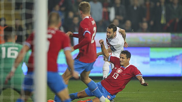 Kapitn tureckho tmu Hakan Calhanoglu (v blm) stl rozhodujc gl v ptelskm utkn proti esku.