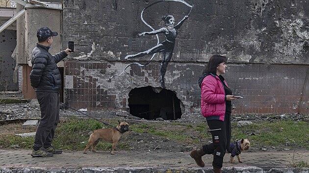 Už o víkendu se Banksy přihlásil k nástěnné malbě ukrajinské gymnastky na budově v Boroďance poničené ruským ostřelováním během války proti Ukrajině.