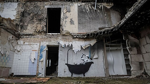 Mu� koupaj�c� se v trosk�ch domu se objevil na jedn� ze zd� zni�en�ho domu v Horence.