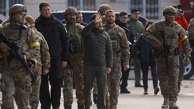 Ukrajinsk prezident Volodymyr Zelenskyj navtvil osvobozen Cherson. (14. listopadu 2022)