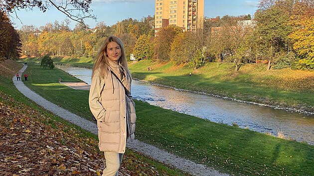 Autorka Deníku Ukrajinky Anna Rybak na nábřeží řeky Ostravice. Radši by se s celou rodinou procházela po březích rodného Dněpru.