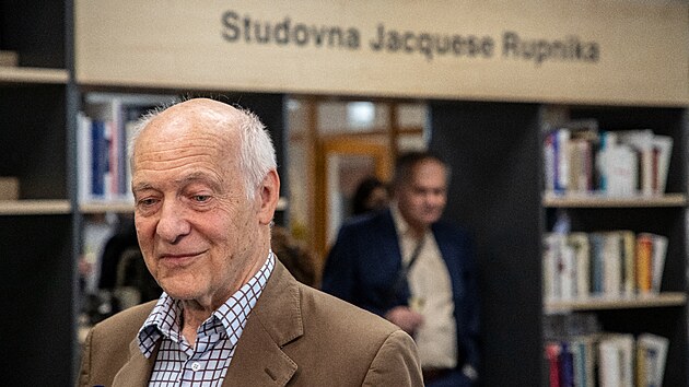 Ostravsk univerzita otevela prestin studovnu Jacquese Rupnika. Uznvan politolog a historik vzdlvac msto sm otevel.
