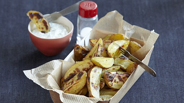 Pe�en� brambory s �esnekovou majon�zou